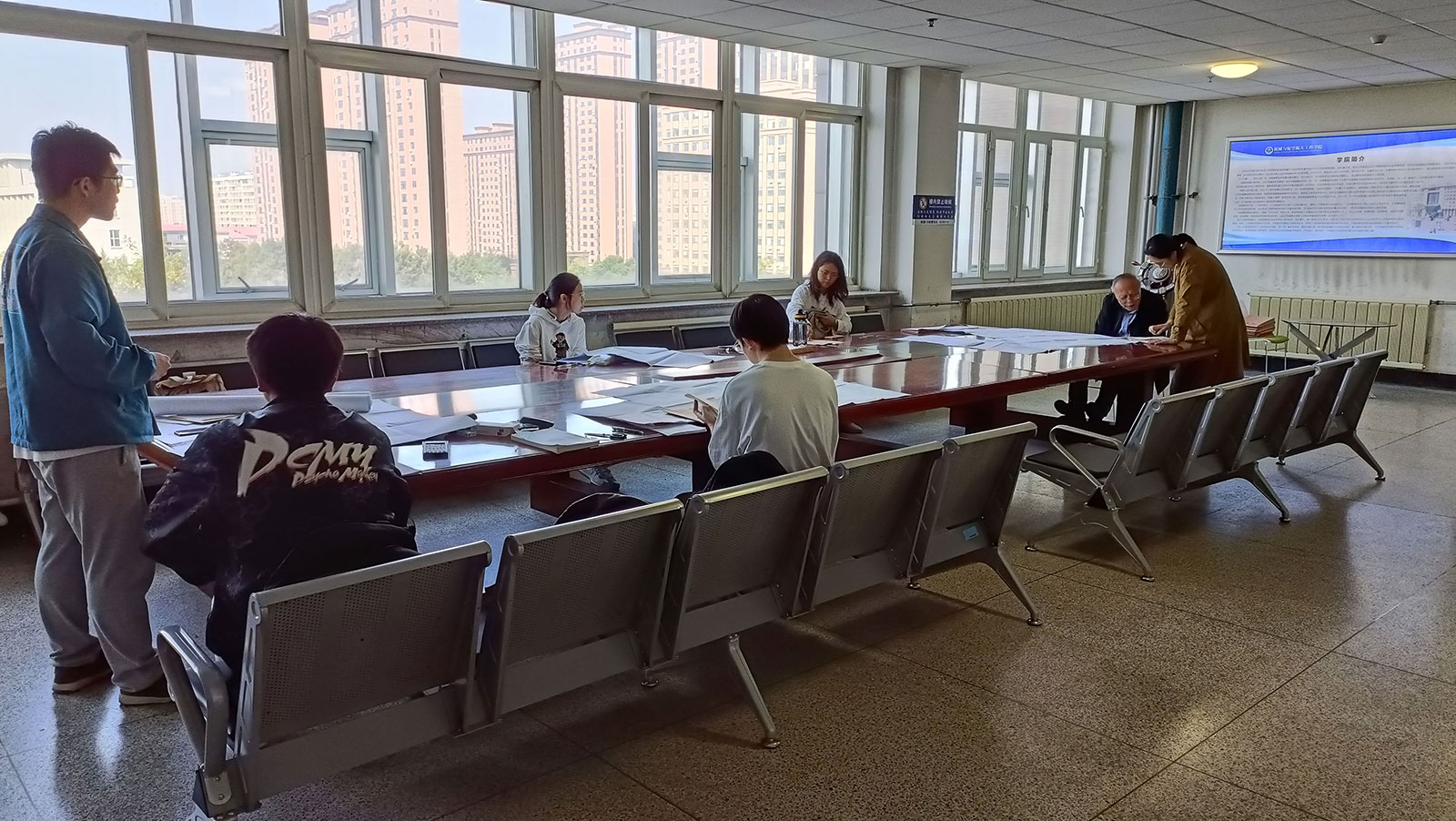 65岁的谭庆昌教授(右二)在为员工答疑 65岁的谭庆昌教授(右二)在为员工答疑